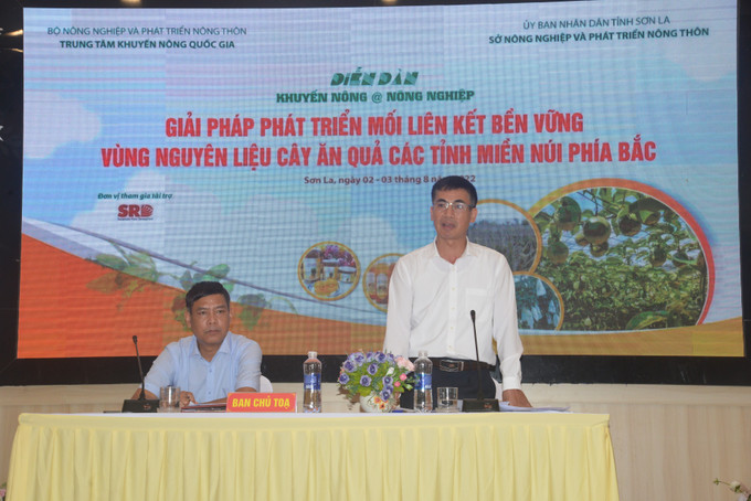 Phó Giám đốc Trung tâm Khuyến nông Quốc gia Hoàng Văn Hồng phát biểu tại Diễn đàn. Ảnh: Quang Quyết-TTXVN Phát triển bền vững vùng nguyên liệu cây ăn quả tại các tỉnh miền núi phía Bắc ảnh 1