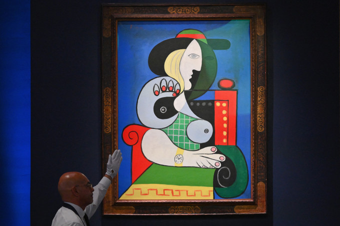 Bức chân dung “Femme à la montre” của danh họa Picasso được trưng bày tại nhà đấu giá Sotheby’s ở New York, Mỹ, ngày 8/11/2023. Ảnh: AFP/TTXVN Bức họa “nàng thơ” của Picasso được bán với giá kỷ lục hơn 139 triệu USD ảnh 1