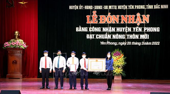 Bí thư Tỉnh ủy Bắc Ninh Đào Hồng Lan trao Bằng công nhận đạt chuẩn Nông thôn mới cho Đảng bộ, chính quyền và nhân dân huyện Yên Phong. Ảnh: Đinh Văn Nhiều-TTXVN Yên Phong - Huyện cuối cùng của tỉnh Bắc Ninh đạt chuẩn nông thôn mới ảnh 1