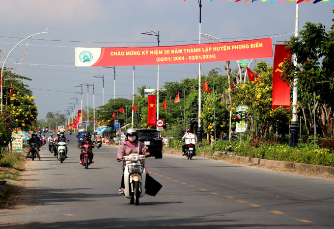 Tuyến đường xã Mỹ Khánh được đầu tư khang trang, thuận tiện cho người dân di chuyển, giao thương buôn bán hàng hóa. Ảnh: Thu Hiền - TTXVN Cần Thơ có thêm 2 xã nông thôn mới kiểu mẫu ảnh 4