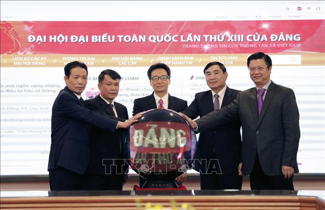 Phó Thủ tướng Vũ Đức Đam và Tổng Giám đốc Thông tấn xã Việt Nam Nguyễn Đức Lợi cùng các đại biểu thực hiện nghi thức khai trương Trang thông tin Đại hội đại biểu toàn quốc lần thứ XIII của Đảng. Ảnh: Dương Giang - TTXVN TTXVN ra mắt trang thông tin đặc biệt về Đại hội đại biểu toàn quốc lần thứ XIII của Đảng ảnh 2