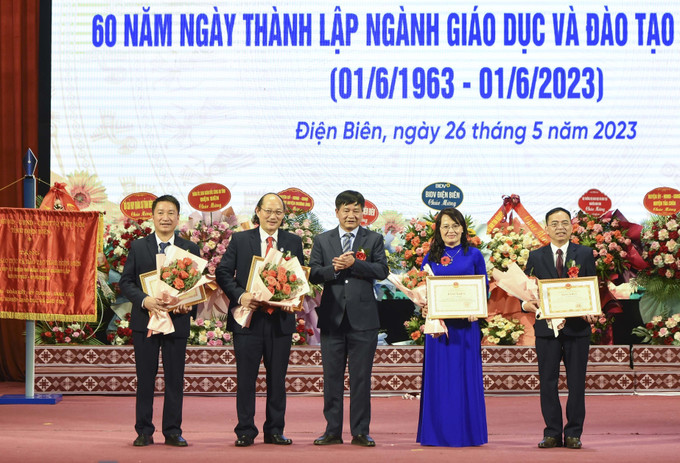 Trao tặng Bằng khen của Bộ Giáo dục và Đào tạo, UBND tỉnh Điện Biên cho các tập thể và cá nhân. Ảnh: Xuân Tư – TTXVN Nâng cao chất lượng giáo dục ở tỉnh biên giới Điện Biên ảnh 4