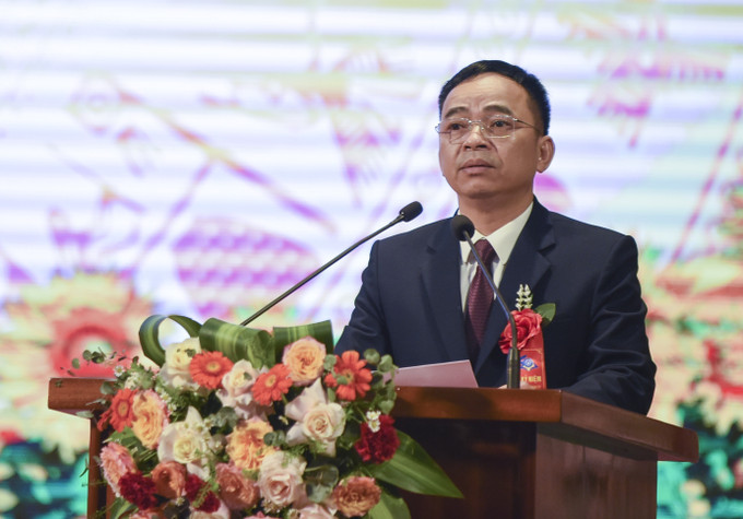 Giám đốc Sở Giáo dục và Đào tạo tỉnh Điện Biên Nguyễn Văn Đoạt đọc diễn văn kỷ niệm. Ảnh: Xuân Tư – TTXVN Nâng cao chất lượng giáo dục ở tỉnh biên giới Điện Biên ảnh 2