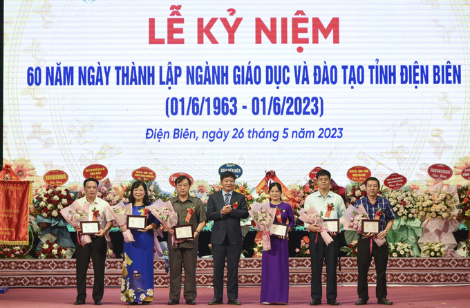 Trao tặng Kỷ niệm chương Vì sự nghiệp Giáo dục cho các cá nhân. Ảnh: Xuân Tư – TTXVN Nâng cao chất lượng giáo dục ở tỉnh biên giới Điện Biên ảnh 3