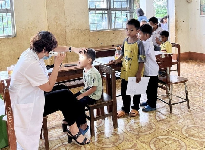 Trung tâm Kiểm soát bệnh tật tỉnh Gia Lai khám sàng lọc bốn bệnh tật học đường cho học sinh trên địa bàn. Ảnh: Hồng Điệp - TTXVN Cảnh báo nguy cơ cong, vẹo cột sống ở học sinh ảnh 1