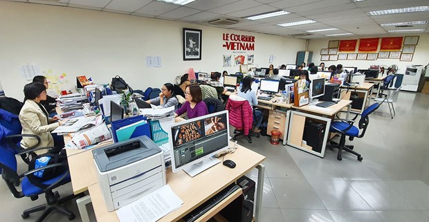 Không gian làm việc tại tòa soạn báo Le Courrier du Vietnam. Ảnh: vietnamplus.vn Le Courrier du Vietnam - tờ báo duy nhất bằng tiếng Pháp đón nhận Bằng khen của Thủ tướng Chính phủ ảnh 4