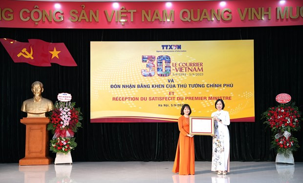 Báo Le Courrier du Vietnam vinh dự nhận Bằng khen của Thủ tướng Chính phủ. Ảnh: vietnamplus.vn Le Courrier du Vietnam - tờ báo duy nhất bằng tiếng Pháp đón nhận Bằng khen của Thủ tướng Chính phủ ảnh 1