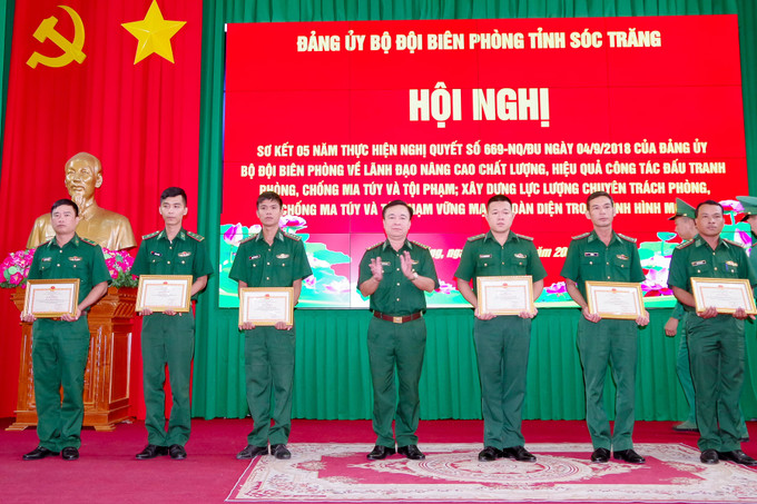 Đại tá Nguyễn Trìu Mến - Chính ủy Bộ đội Biên phòng tỉnh Sóc Trăng trao giấy khen cho các tập thể, cá nhân. Ảnh: baosoctrang.org.vn Bộ đội Biên phòng Sóc Trăng tăng cường công tác phòng, chống tội phạm về ma túy ảnh 1