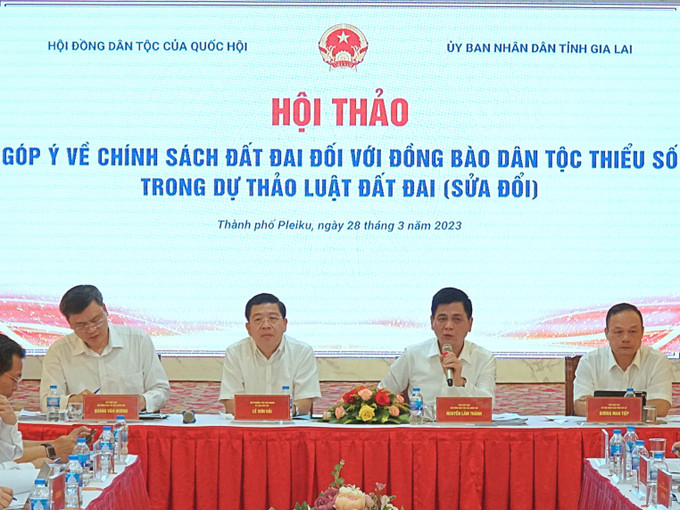 Các đồng chí lãnh đạo chủ trì Hội thảo. Ảnh: Hoài Nam - TTXVN Góp ý dự thảo Luật Đất đai (sửa đổi): Thực hiện hiệu quả chính sách về đất đai đối với đồng bào dân tộc thiểu số, miền núi ảnh 1