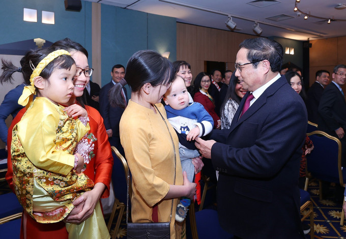 Thủ tướng Phạm Minh Chính gặp gỡ đại diện cộng đồng người Việt Nam tại Luxembourg. Ảnh: Dương Giang-TTXVN Thủ tướng và những chuyến đi ảnh 4