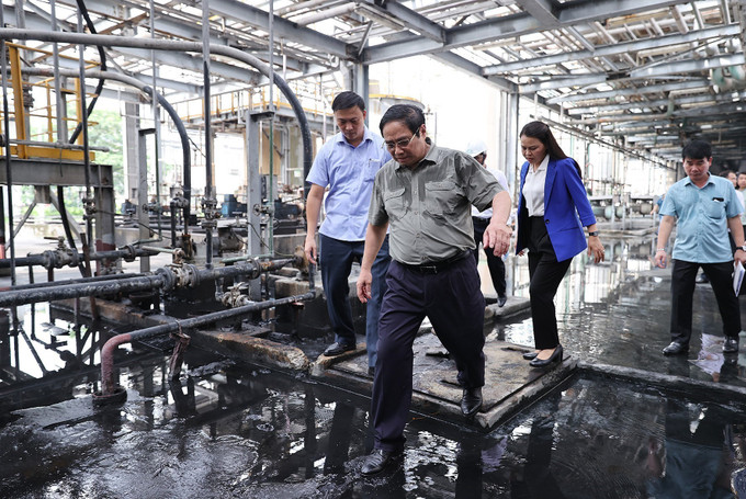 Thủ tướng Phạm Minh Chính kiểm tra hoạt động của Nhà máy Đạm Ninh Bình. Ảnh: Dương Giang-TTXVN Thủ tướng và những chuyến đi ảnh 1