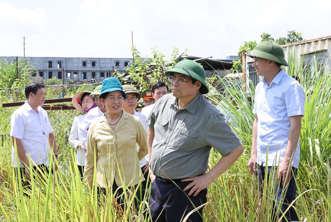 Thủ tướng Phạm Minh Chính trao đổi với người dân sinh sống gần Bệnh viện Hữu nghị Việt Đức cơ sở 2 tại thành phố Phủ Lý, Hà Nam. Ảnh: Dương Giang -TTXVN Thủ tướng và những chuyến đi ảnh 2