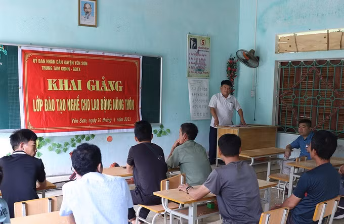 Trung tâm Giáo dục nghề nghiệp - Giáo dục thường xuyên huyện Yên Sơn mở lớp đào tạo nghề điện kết hợp với sửa chữa máy nông nghiệp tại thôn Tấu Lìn, xã Hùng Lợi, huyện Yên Sơn, tỉnh Tuyên Quang. Ảnh: Văn Thưởng