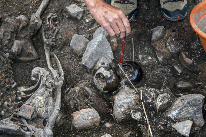 Nhà khảo cổ khai quật ngôi mộ 3000 năm tuổi tại Pacopampa ở Cajamarca, Đông Bắc Peru. Ảnh: AFP/TTXVN Phát hiện ngôi mộ 3.000 năm tuổi ở miền Bắc Peru ảnh 2