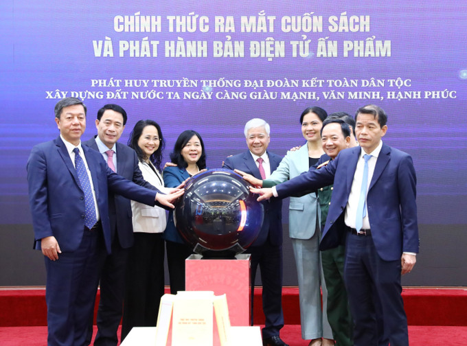 Các đồng chí lãnh đạo Đảng, Nhà nước, Mặt trận Tổ quốc Việt Nam thực hiện nghi thức bấm nút ra mắt cuốn sách về Đại đoàn kết toàn dân tộc của Tổng Bí thư Nguyễn Phú Trọng. Ảnh: Minh Đức – TTXVN Ra mắt cuốn sách của Tổng Bí thư Nguyễn Phú Trọng về phát huy truyền thống đại đoàn kết ảnh 2