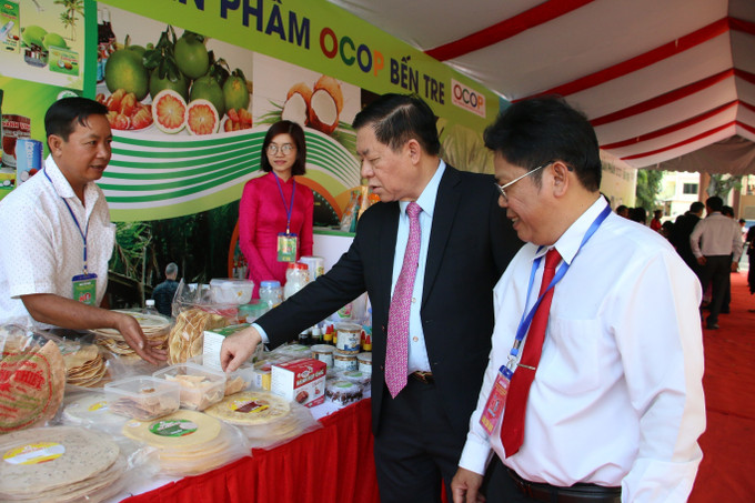 Ông Nguyễn Trọng Nghĩa, Bí thư Trung ương Đảng,Trưởng Ban Tuyên giáo Trung ương tham quan gian hàng trưng bày sản phẩm OCOP tỉnh Bến Tre. Ảnh: Công Trí - TTXVN Nâng chất lượng sản phẩm OCOP (Bài 1) ảnh 1