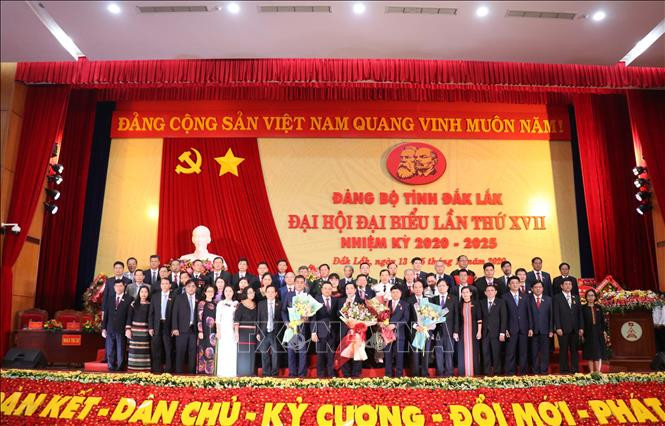 Ban chấp hành Đảng bộ tỉnh Đắk Lắk khóa XVII, nhiệm kỳ 2020 – 2025 và Đoàn Đại biểu dự Đại hội Đại biểu toàn quốc lần thứ XIII của Đảng ra mắt Đại hội. Ảnh: Tuấn Anh – TTXVN Ông Bùi Văn Cường tái đắc cử Bí thư Tỉnh ủy tỉnh Đắk Lắk ảnh 2