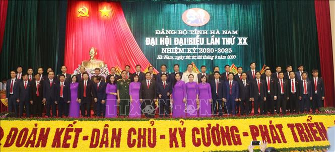 Ban chấp hành Đảng bộ tỉnh Hà Nam khóa XX ra mắt Đại hội. Ảnh: Nguyễn Chinh - TTXVN Bà Lê Thị Thủy tái đắc cử Bí thư Tỉnh ủy Hà Nam ảnh 1