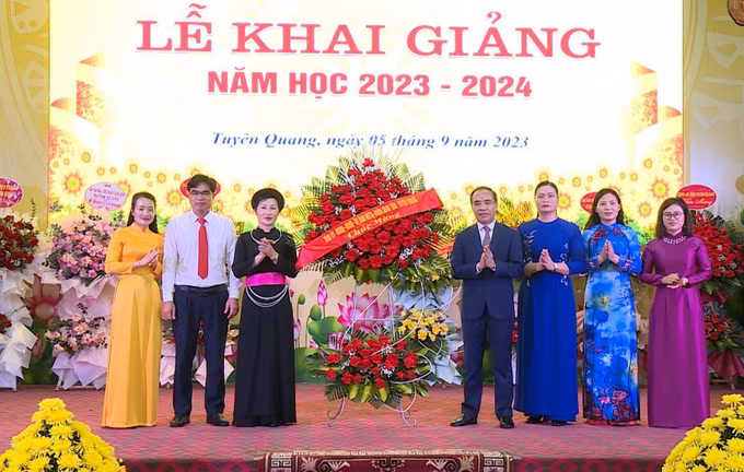 Đồng chí Chẩu Văn Lâm, Bí thư Tỉnh ủy cùng các đồng chí lãnh đạo tỉnh Tuyên Quang tặng hoa chúc mừng thầy và trò Trường Phổ thông dân tộc nội trú Trung học phổ thông tỉnh Tuyên Quang nhân Lễ khai giảng năm học mới. Ảnh: Quang Cường