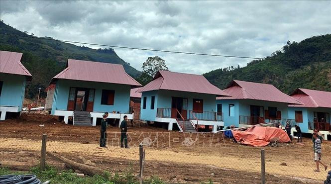 Những ngày giáp Tết Nguyên đán 2021 này, ngôi làng mới cho đồng bào vùng bị sạt lở núi xã Trà Leng, huyện Nam Trà My, tỉnh Quảng Nam đang được hoàn thiện để người dân đón Tết trong những ngôi nhà mới bền vững hơn, bề thế hơn, theo đúng mẫu nhà truyền thống của người M'Nông. Bên cạnh đó, huyện Nam Trà My đang tiếp tục khẩn trương thi công xây dựng cho mỗi gia đình tái định cư một nhà bếp, nhà vệ sinh cùng nhiều hạng mục dân sinh thiết yếu khác. Ảnh: Trần Tĩnh – TTXVN Miền Trung ứng phó với biến đổi khí hậu (Bài 4) ảnh 1