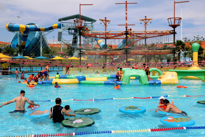 Du khách vui chơi tại Công viên nước Wonderland Waterpark, thành phố Phan Thiết, tỉnh Bình Thuận. Ảnh: Nguyễn Thanh - TTXVN Thêm nhiều sản phẩm mới thu hút du khách đến Bình Thuận ảnh 3