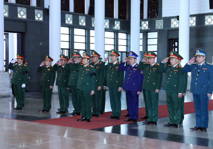Đoàn đại biểu Quân ủy Trung ương - Bộ Quốc phòng đến viếng đồng chí Nguyễn Khánh. Ảnh: An Đăng - TTXVN Tổ chức trọng thể Lễ tang nguyên Bí thư Trung ương Đảng, nguyên Phó Thủ tướng Nguyễn Khánh ảnh 9