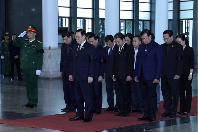 Chủ tịch Quốc hội Vương Đình Huệ dẫn đầu Đoàn đại biểu Quốc hội viếng đồng chí Nguyễn Khánh. Ảnh: An Đăng - TTXVN Tổ chức trọng thể Lễ tang nguyên Bí thư Trung ương Đảng, nguyên Phó Thủ tướng Nguyễn Khánh ảnh 3