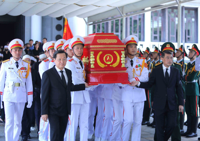 Đồng chí Lê Minh Khái, Bí thư Trung ương Đảng, Phó Thủ tướng và đồng chí Lê Minh Hưng, Bí thư Trung ương Đảng, Chánh Văn phòng Trung ương Đảng tiễn đưa đồng chí Nguyễn Khánh về nơi an nghỉ cuối cùng. Ảnh: An Đăng - TTXVN Tổ chức trọng thể Lễ tang nguyên Bí thư Trung ương Đảng, nguyên Phó Thủ tướng Nguyễn Khánh ảnh 14