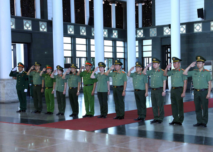 Đoàn đại biểu Đảng ủy Công an Trung ương - Bộ Công an đến viếng đồng chí Nguyễn Khánh. Ảnh: An Đăng - TTXVN Tổ chức trọng thể Lễ tang nguyên Bí thư Trung ương Đảng, nguyên Phó Thủ tướng Nguyễn Khánh ảnh 10