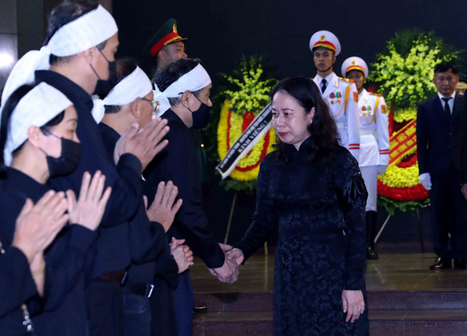 Phó Chủ tịch nước Võ Thị Ánh Xuân chia buồn cùng gia đình đồng chí Nguyễn Khánh. Ảnh: An Đăng - TTXVN Tổ chức trọng thể Lễ tang nguyên Bí thư Trung ương Đảng, nguyên Phó Thủ tướng Nguyễn Khánh ảnh 8