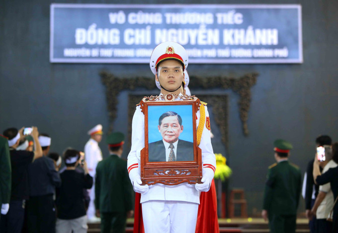 Nghi thức di quan đồng chí Nguyễn Khánh về nơi an nghỉ cuối cùng. Ảnh: An Đăng - TTXVN Tổ chức trọng thể Lễ tang nguyên Bí thư Trung ương Đảng, nguyên Phó Thủ tướng Nguyễn Khánh ảnh 13
