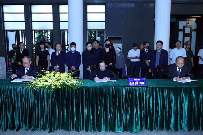 Đồng chí Trương Thị Mai, Ủy viên Bộ Chính trị, Thường trực Ban Bí thư, Trưởng Ban Tổ chức Trung ương cùng các đồng chí nguyên lãnh đạo Đảng và Nhà nước ghi sổ tang. Ảnh: An Đăng - TTXVN Tổ chức trọng thể Lễ tang nguyên Bí thư Trung ương Đảng, nguyên Phó Thủ tướng Nguyễn Khánh ảnh 7