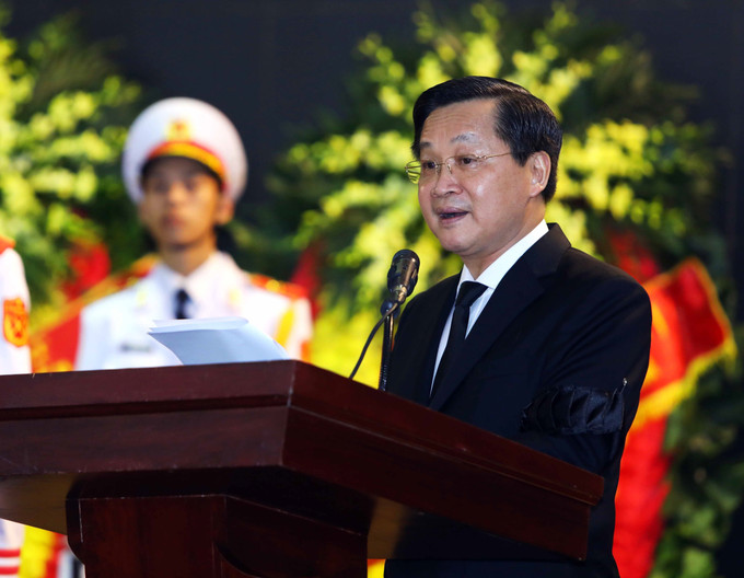 Đồng chí Lê Minh Khái, Bí thư Trung ương Đảng, Phó Thủ tướng đọc điếu văn tại Lễ truy điệu đồng chí Nguyễn Khánh. Ảnh: An Đăng - TTXVN Tổ chức trọng thể Lễ tang nguyên Bí thư Trung ương Đảng, nguyên Phó Thủ tướng Nguyễn Khánh ảnh 12