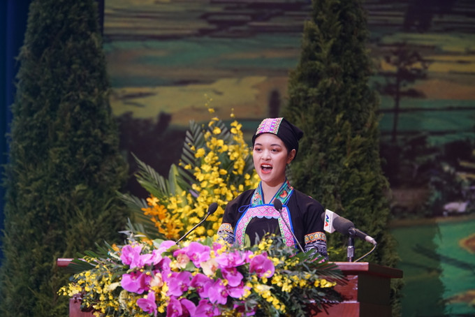 Đại biểu Dùng Thị Vân (dân tộc Lô Lô), Phó Chủ tịch Ủy ban Mặt trận Tổ quốc xã Xín Cái, huyện Mèo Vạc, tỉnh Hà Giang, trình bày tham luận. Ảnh: Hoàng Hà Khai mạc trọng thể Đại hội đại biểu toàn quốc các dân tộc thiểu số lần thứ II năm 2020 ảnh 7