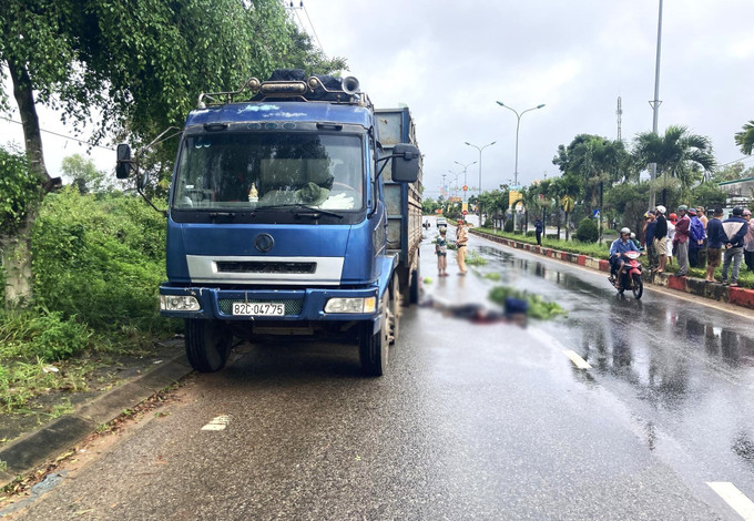 Hiện trường vụ tai nạn. Ảnh: Khoa Chương - TTXVN Kon Tum: Va chạm với xe ô tô tải, hai người tử vong ảnh 1