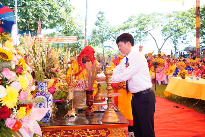 Lễ dâng hương của các đại biểu. Ảnh TTXVN phát Độc đáo Lễ hội truyền thống Xa mã - Rước kiệu đình Hoàng Châu ảnh 1
