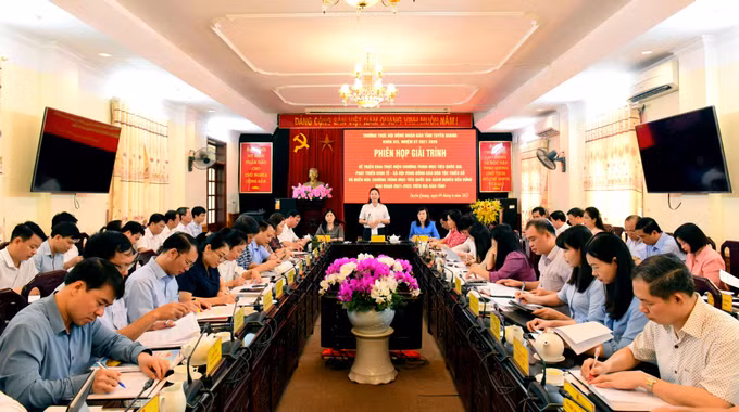 Bà Lê Thị Kim Dung, Phó Bí thư Thường trực Tỉnh ủy, Chủ tịch HĐND tỉnh Tuyên Quang phát biểu tại cuộc họp. Ảnh: Quang Cường