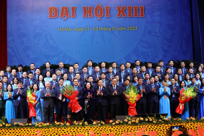 Thường trực Ban Bí thư Trương Thị Mai, Chủ tịch UBTW MTTQ Việt Nam Đỗ Văn Chiến và Phó Thủ tướng Trần Hồng Hà chúc mừng Ban Chấp hành Tổng Liên đoàn Lao động Việt Nam khoá XIII. Ảnh: TTXVN Bế mạc Đại hội XIII Công đoàn Việt Nam ảnh 3