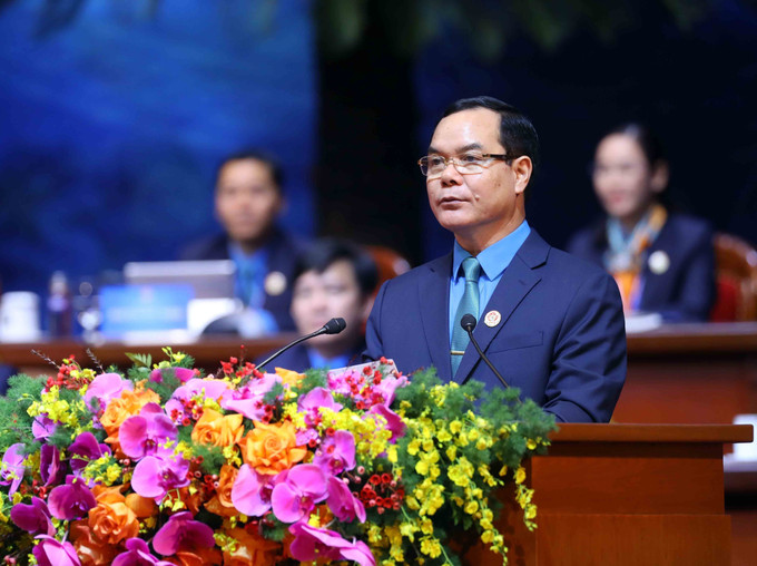 Đồng chí Nguyễn Đình Khang, Ủy viên Trung ương Đảng, Bí thư Đảng đoàn Tổng LĐLĐ Việt Nam, Chủ tịch Tổng LĐLĐ Việt Nam khóa XII tái đắc cử Chủ tịch Tổng Liên đoàn Lao động Việt Nam khóa XIII. Ảnh: TTXVN Ông Nguyễn Đình Khang tái đắc cử Chủ tịch Tổng Liên đoàn Lao động Việt Nam khóa XIII ảnh 1