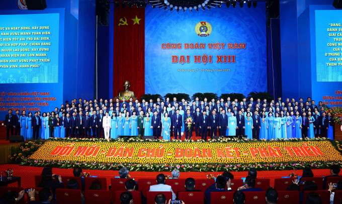 Ban Chấp hành Tổng Liên đoàn Lao động Việt Nam khoá XIII, nhiệm kỳ 2023-2028 gồm 168 ủy viên ra mắt Đại hội. Ảnh: TTXVN Ông Nguyễn Đình Khang tái đắc cử Chủ tịch Tổng Liên đoàn Lao động Việt Nam khóa XIII ảnh 2