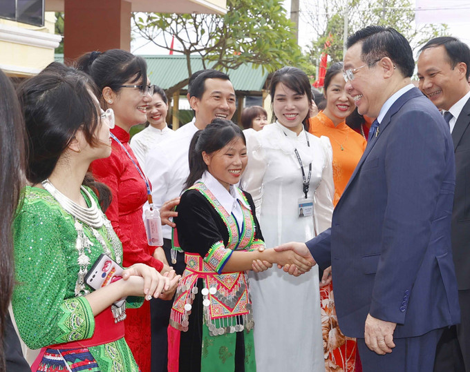 Chủ tịch Quốc hội Vương Đình Huệ với học sinh của Trường Hữu nghị T78. Ảnh: Doãn Tấn - TTXVN Chủ tịch Quốc hội Vương Đình Huệ dự khai giảng năm học mới tại Trường Hữu Nghị T78 ảnh 1