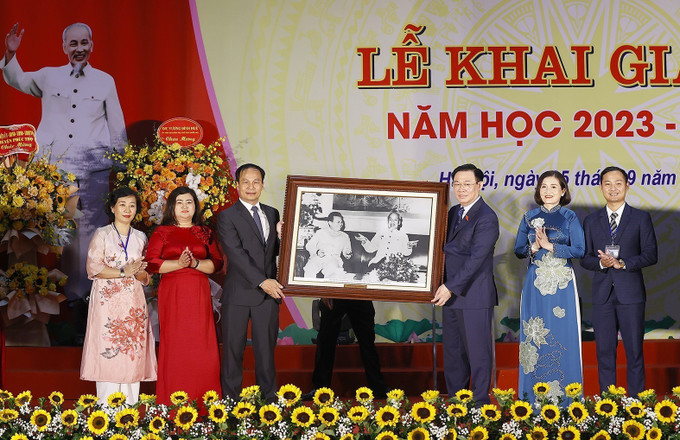 Chủ tịch Quốc hội Vương Đình Huệ trao tặng ảnh Chủ tịch Hồ Chí Minh và Chủ tịch nước CHDCND Lào Kaysone Phomvihane cho Trường Hữu nghị T78. Ảnh: Doãn Tấn – TTXVN Chủ tịch Quốc hội Vương Đình Huệ dự khai giảng năm học mới tại Trường Hữu Nghị T78 ảnh 4
