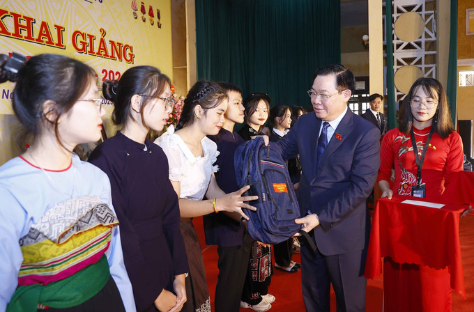 Chủ tịch Quốc hội Vương Đình Huệ tặng quà học sinh tiêu biểu. Ảnh: Doãn Tấn – TTXVN Chủ tịch Quốc hội Vương Đình Huệ dự khai giảng năm học mới tại Trường Hữu Nghị T78 ảnh 5