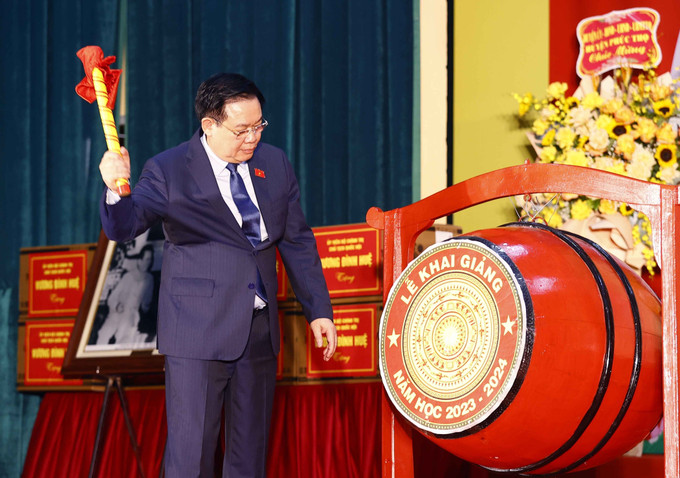 Chủ tịch Quốc hội Vương Đình Huệ đánh trống khai giảng năm học mới. Ảnh: Doãn Tấn – TTXVN Chủ tịch Quốc hội Vương Đình Huệ dự khai giảng năm học mới tại Trường Hữu Nghị T78 ảnh 3