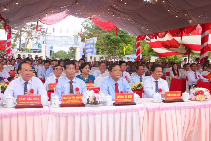Các đại biểu tham dự lễ. Ảnh: Tuấn Phi-TTXVN Xã đông người dân tộc Khmer nhất Sóc Trăng đạt chuẩn nông thôn mới ảnh 4