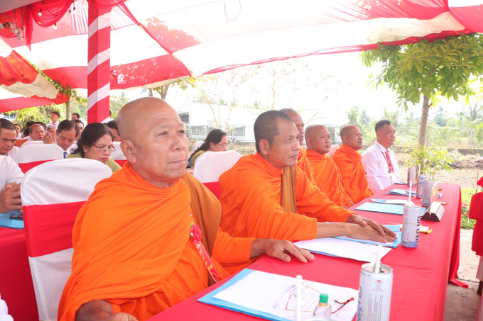 Các vị Trụ trì các chùa phật giáo Nam tông Khmer ở xã Phú Mỹ tham dự lễ. Ảnh: Tuấn Phi-TTXVN Xã đông người dân tộc Khmer nhất Sóc Trăng đạt chuẩn nông thôn mới ảnh 3