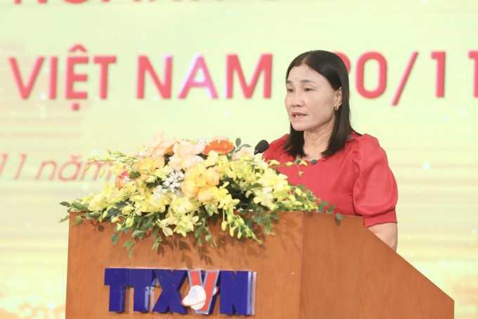 Cô giáo Hoàng Thị Thưu, Trường Tiểu học Hương Liên, xã Hương Liên, huyện Hương Khê, tỉnh Hà Tĩnh có 27 năm gắn bó với học sinh dân tộc Chứt, một trong số các dân tộc rất ít người của Việt Nam, phát biểu, chia sẻ về hành trình gieo mầm tri thức của mình. Ảnh: Minh Quyết - TTXVN Bốn cơ quan báo chí chủ lực gặp mặt, tri ân cán bộ, nhà giáo ngành giáo dục ảnh 11