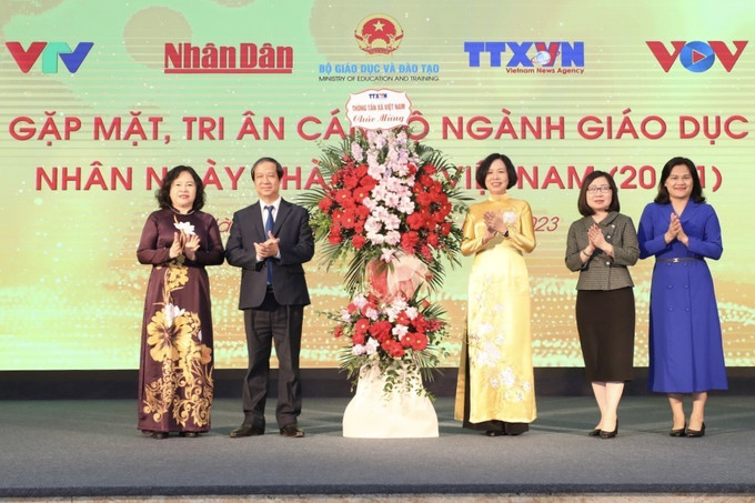Tổng Giám đốc Vũ Việt Trang thay mặt cán bộ, phóng viên, biên tập viên TTXVN tặng hoa chúc mừng Bộ trưởng Bộ Giáo dục và Đào tạo Nguyễn Kim Sơn cùng toàn thể cán bộ, các thầy cô giáo nhân Ngày Nhà giáo Việt Nam. Ảnh: Minh Quyết - TTXVN Bốn cơ quan báo chí chủ lực gặp mặt, tri ân cán bộ, nhà giáo ngành giáo dục ảnh 9