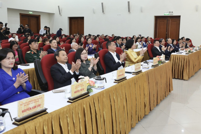 Các đại biểu tham dự Chương trình gặp mặt, tri ân cán bộ ngành giáo dục nhân ngày Nhà giáo Việt Nam 20-11. Ảnh: Minh Quyết - TTXVN Bốn cơ quan báo chí chủ lực gặp mặt, tri ân cán bộ, nhà giáo ngành giáo dục ảnh 7