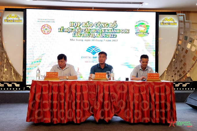 Lãnh đạo UBND huyện Khánh Sơn tại buổi họp báo. Ảnh: qdnd.vn Sắp diễn ra lễ hội trái cây của huyện miền núi Khánh Sơn lần thứ 2 ảnh 1